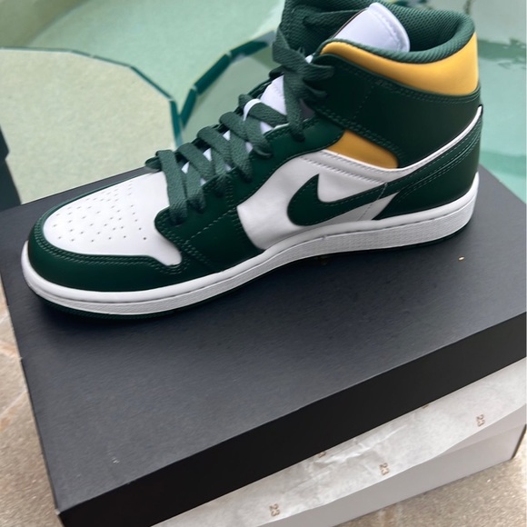 New new Nike mid